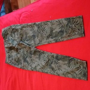 OLD NAVY OLIVE CAMO HIGH RISE PIXIE PANTS SIZE 4